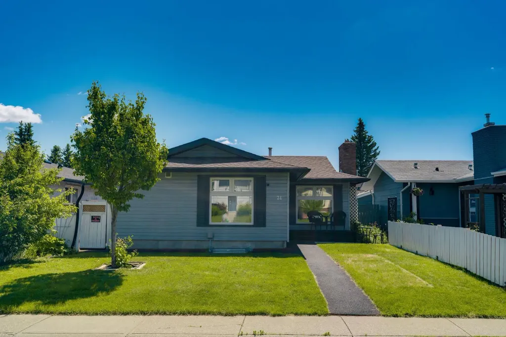 24 Shawcliffe Road SW Calgary AB T2Y 1G2