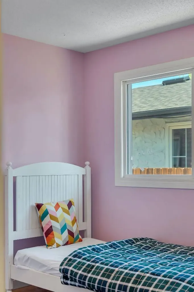 24 Shawcliffe Road SW Calgary AB T2Y 1G2