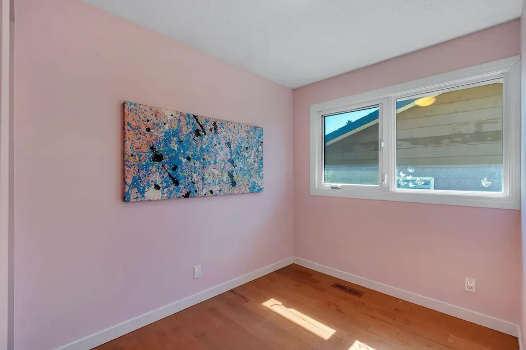 24 Shawcliffe Road SW Calgary AB T2Y 1G2