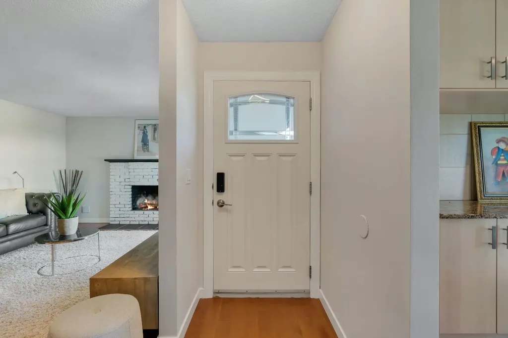 24 Shawcliffe Road SW Calgary AB T2Y 1G2