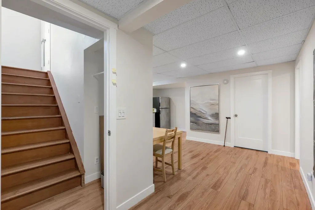 24 Shawcliffe Road SW Calgary AB T2Y 1G2