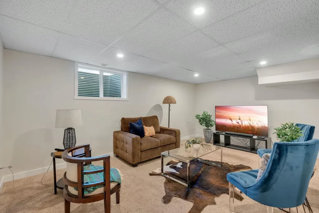24 Shawcliffe Road SW Calgary AB T2Y 1G2