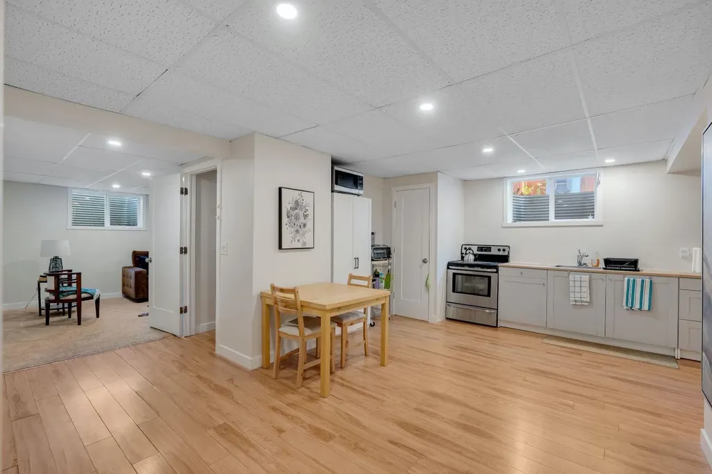 24 Shawcliffe Road SW Calgary AB T2Y 1G2