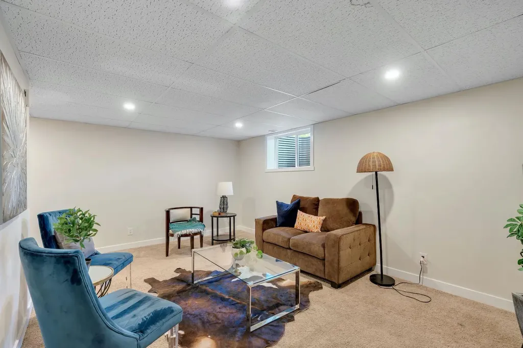 24 Shawcliffe Road SW Calgary AB T2Y 1G2