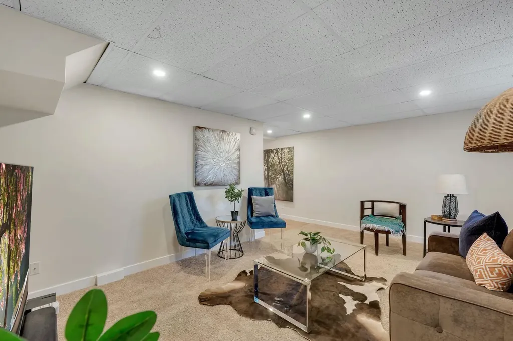 24 Shawcliffe Road SW Calgary AB T2Y 1G2