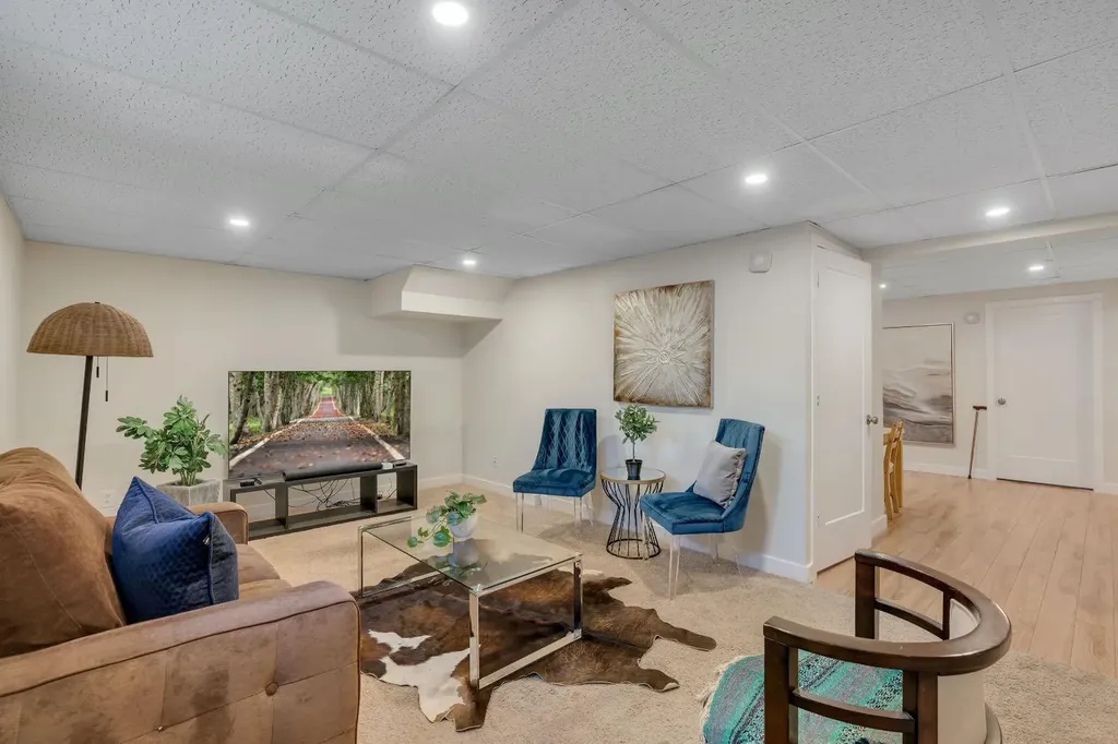 24 Shawcliffe Road SW Calgary AB T2Y 1G2