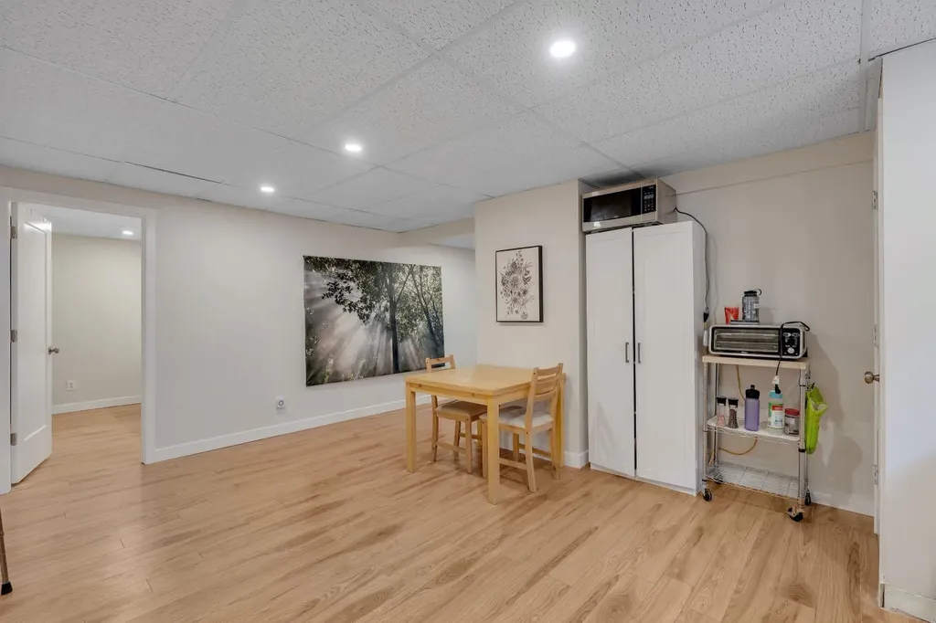 24 Shawcliffe Road SW Calgary AB T2Y 1G2