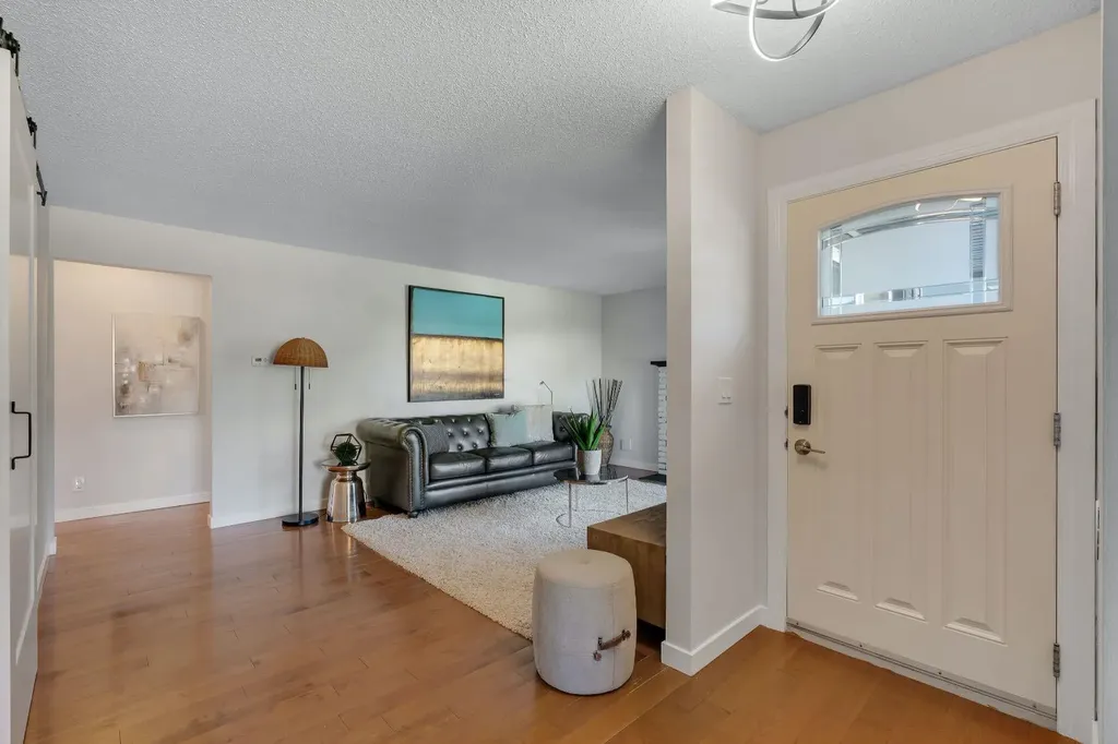 24 Shawcliffe Road SW Calgary AB T2Y 1G2
