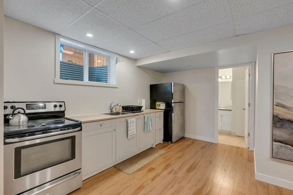 24 Shawcliffe Road SW Calgary AB T2Y 1G2