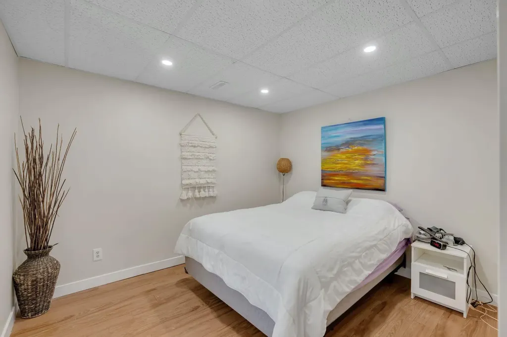 24 Shawcliffe Road SW Calgary AB T2Y 1G2