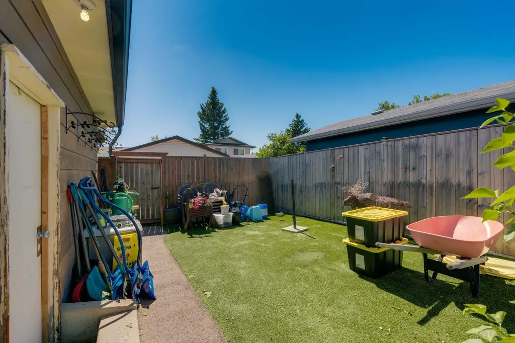 24 Shawcliffe Road SW Calgary AB T2Y 1G2