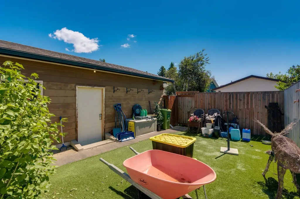 24 Shawcliffe Road SW Calgary AB T2Y 1G2