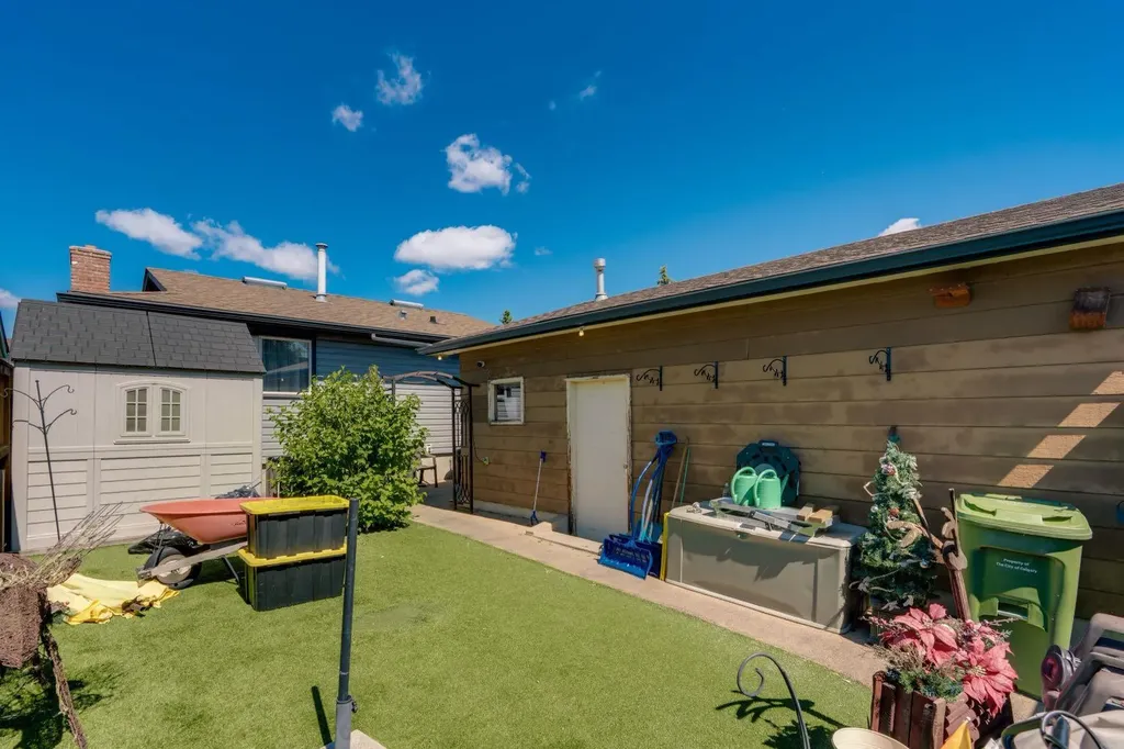 24 Shawcliffe Road SW Calgary AB T2Y 1G2