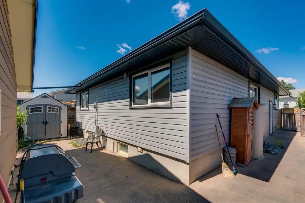 24 Shawcliffe Road SW Calgary AB T2Y 1G2