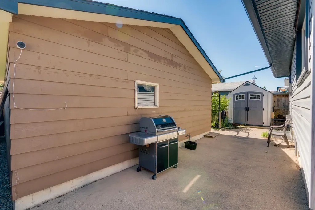 24 Shawcliffe Road SW Calgary AB T2Y 1G2