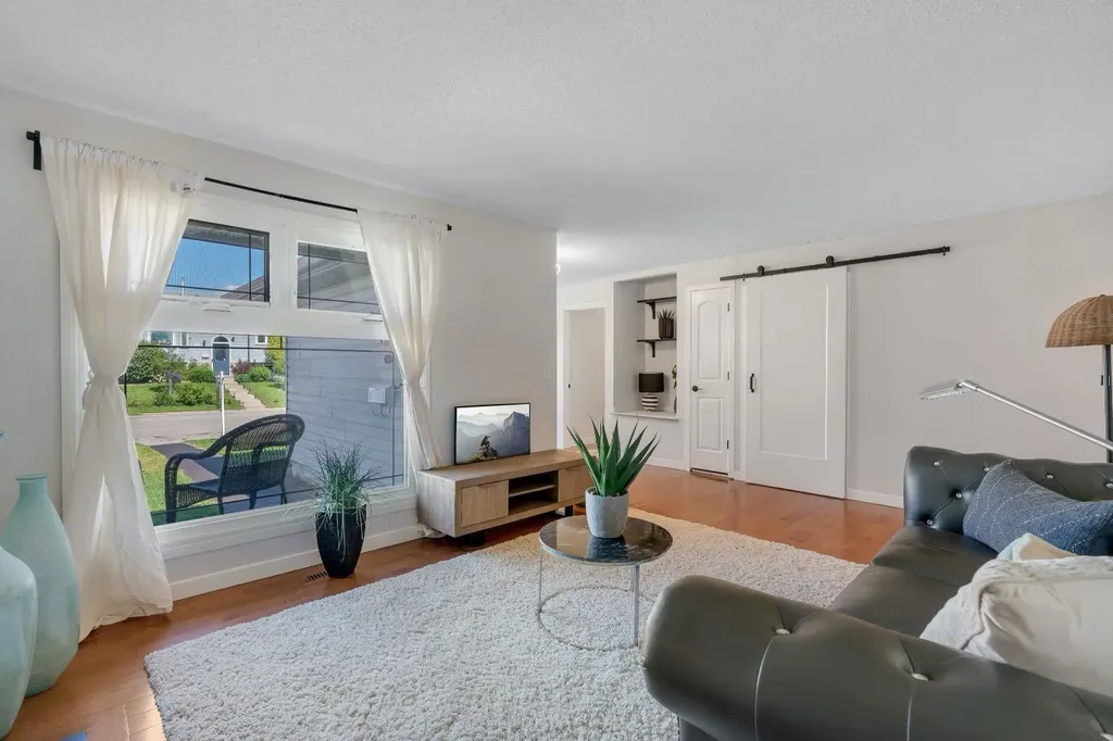 24 Shawcliffe Road SW Calgary AB T2Y 1G2