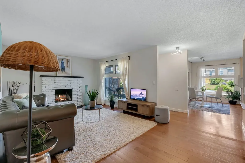 24 Shawcliffe Road SW Calgary AB T2Y 1G2