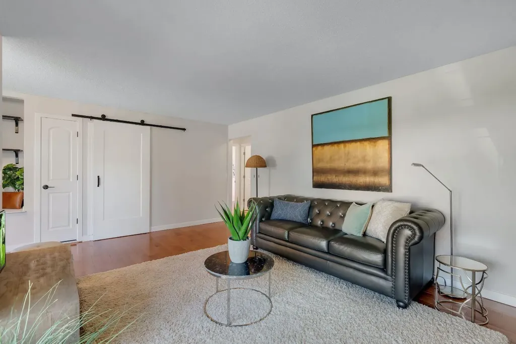 24 Shawcliffe Road SW Calgary AB T2Y 1G2