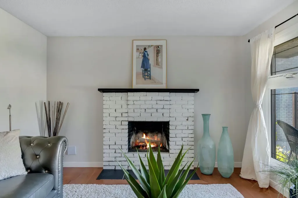 24 Shawcliffe Road SW Calgary AB T2Y 1G2
