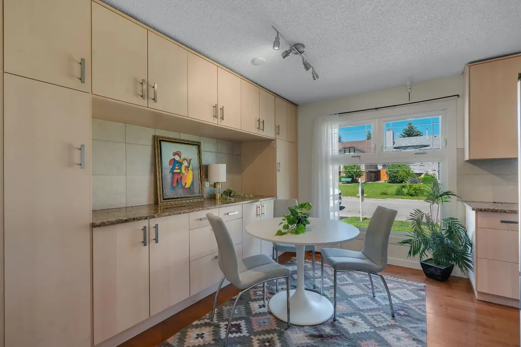 24 Shawcliffe Road SW Calgary AB T2Y 1G2