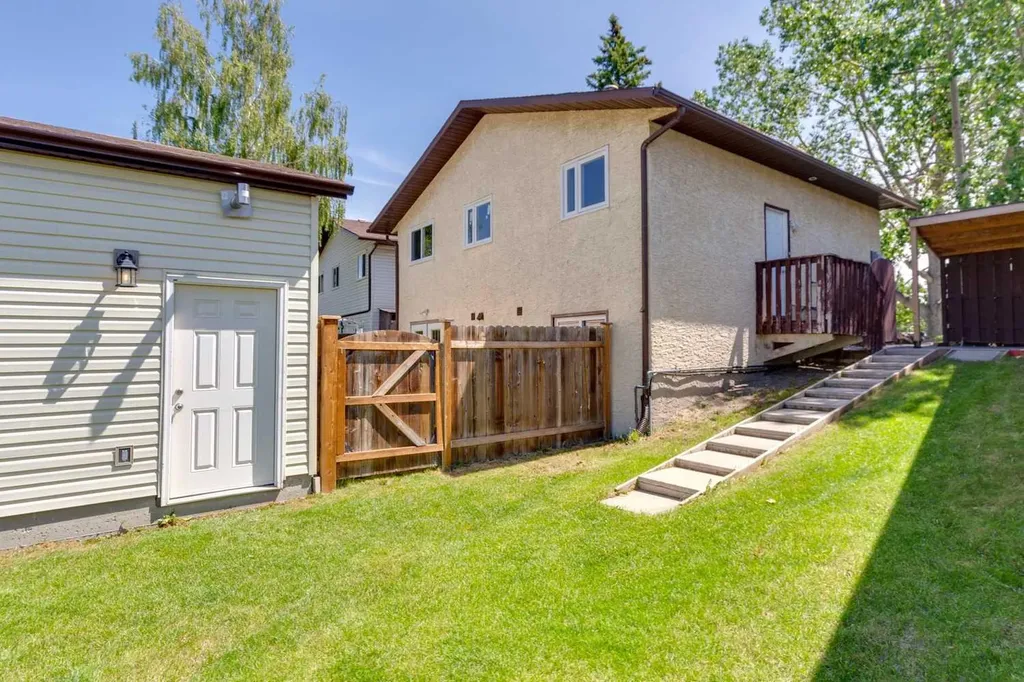 727 Ranchview Circle NW Calgary AB T3G1A9