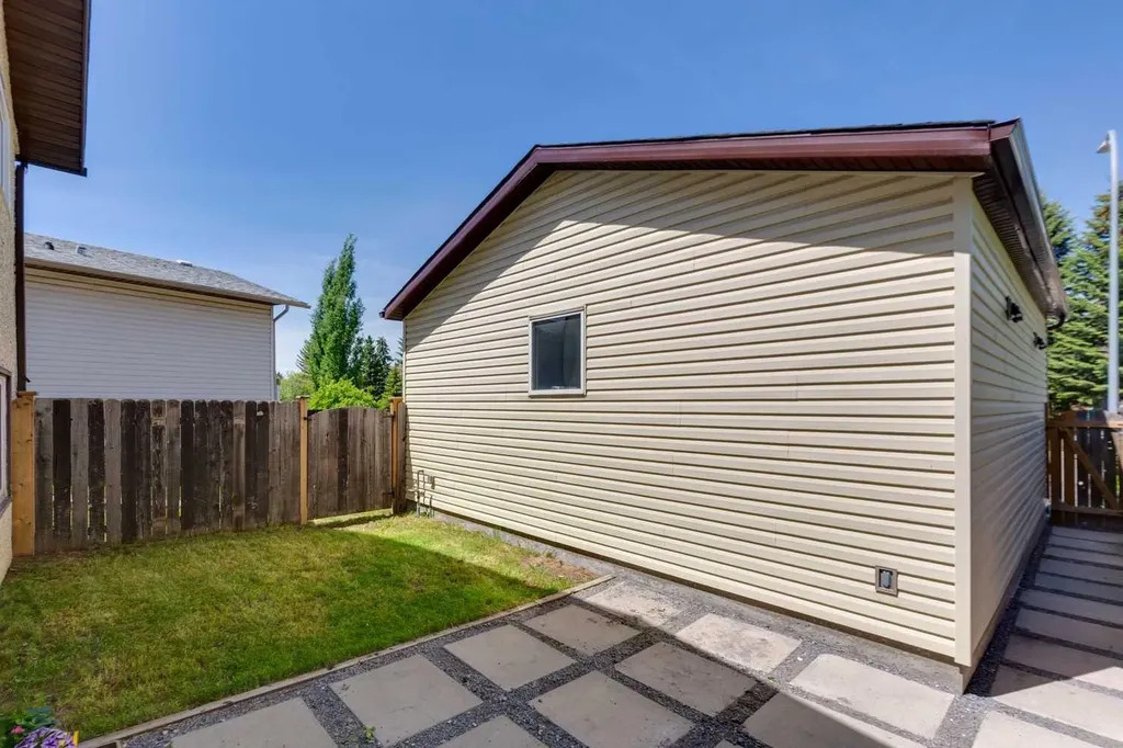 727 Ranchview Circle NW Calgary AB T3G1A9