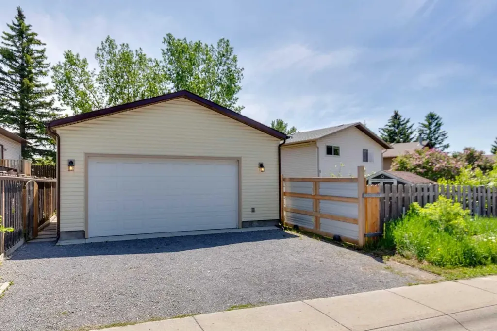 727 Ranchview Circle NW Calgary AB T3G1A9