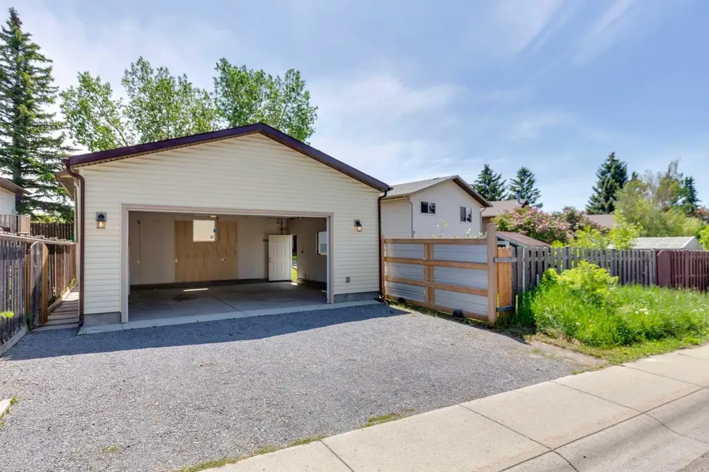 727 Ranchview Circle NW Calgary AB T3G1A9
