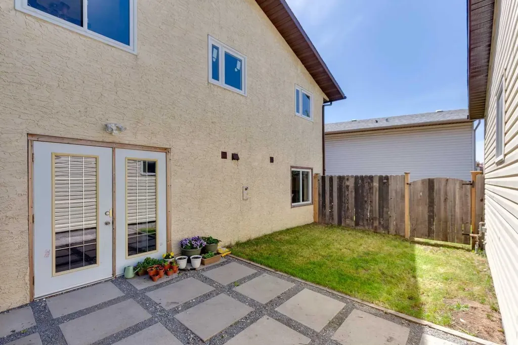 727 Ranchview Circle NW Calgary AB T3G1A9