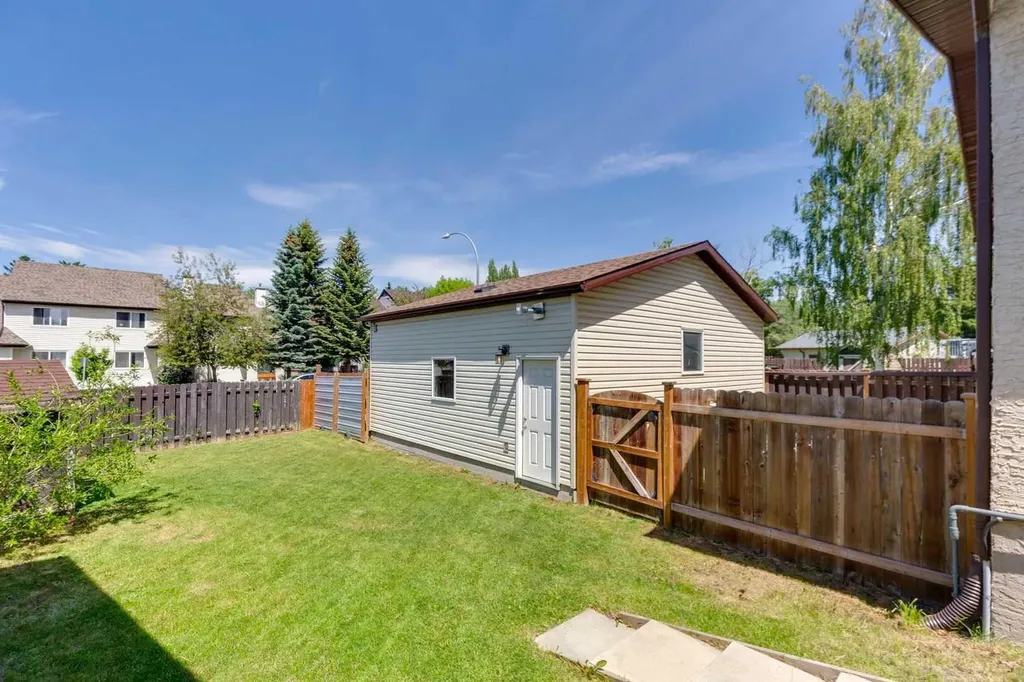 727 Ranchview Circle NW Calgary AB T3G1A9