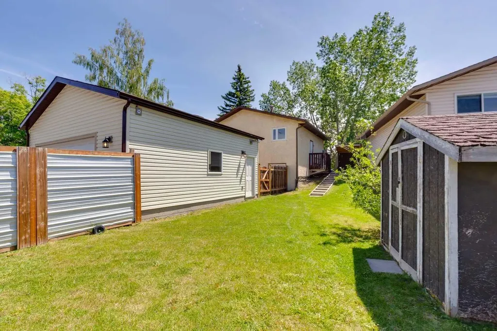 727 Ranchview Circle NW Calgary AB T3G1A9
