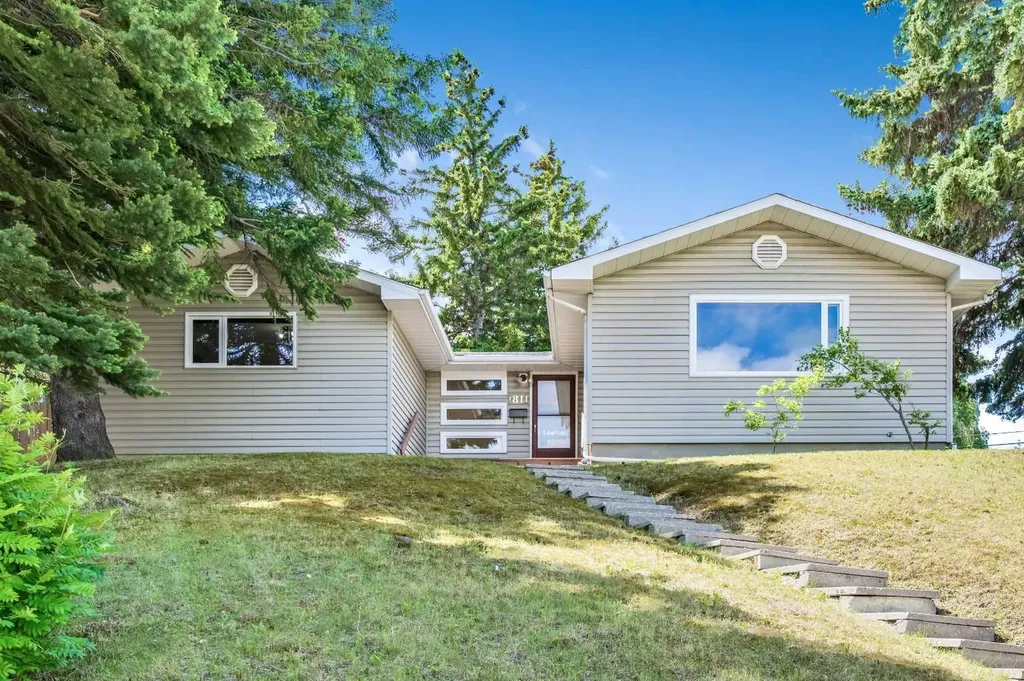 1811 Canberra Road NW Calgary AB T2L 0S3