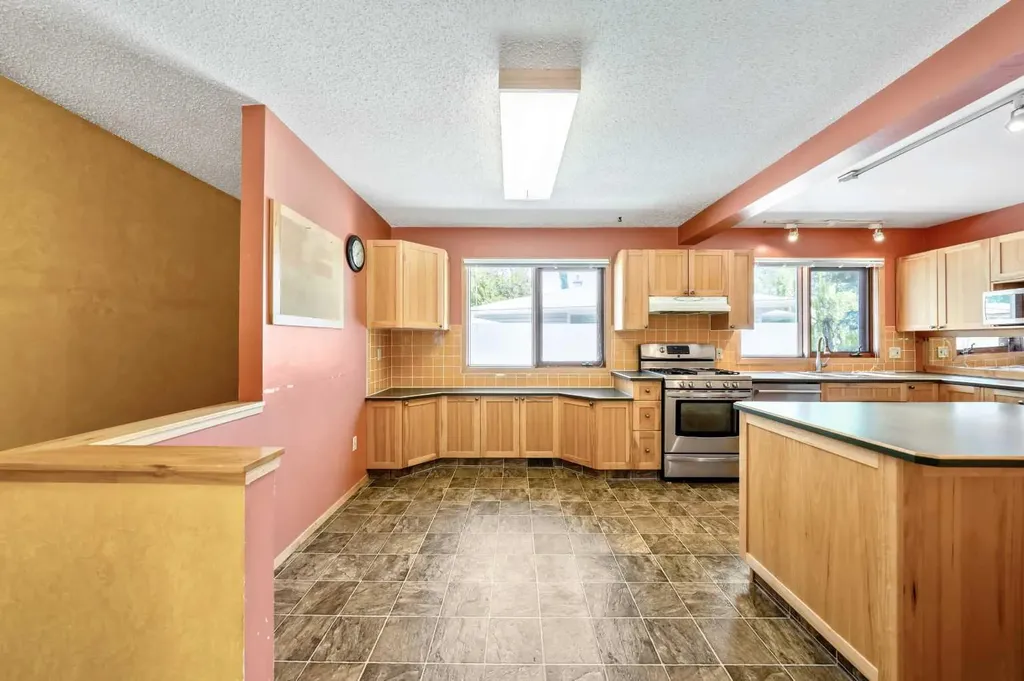 1811 Canberra Road NW Calgary AB T2L 0S3