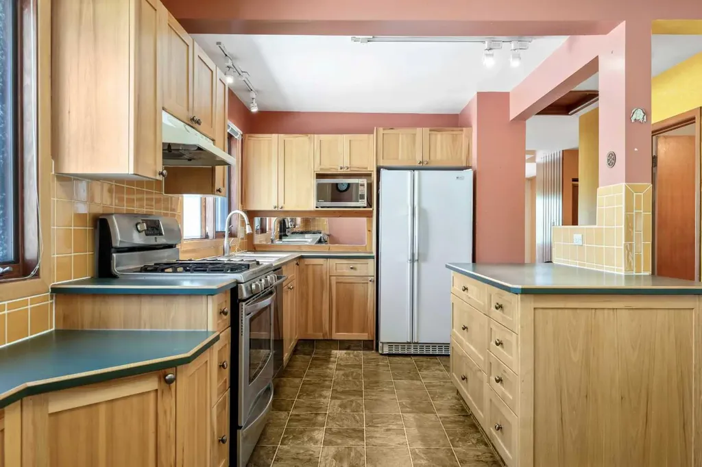 1811 Canberra Road NW Calgary AB T2L 0S3