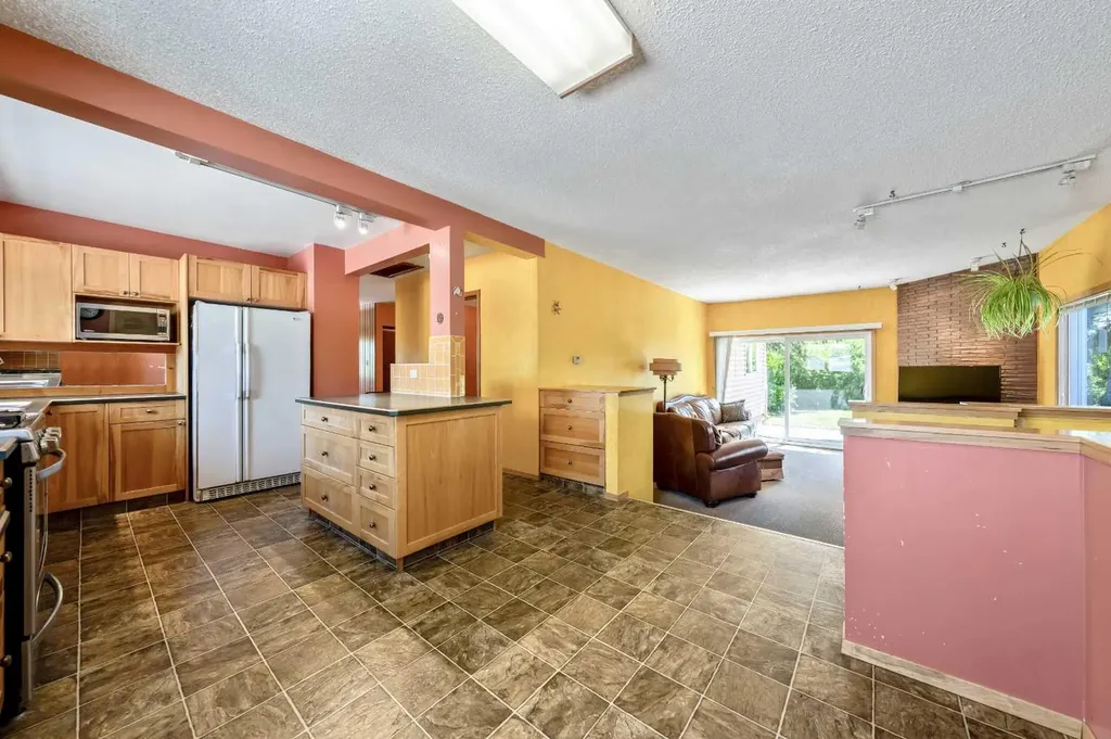 1811 Canberra Road NW Calgary AB T2L 0S3