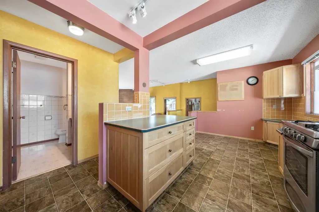 1811 Canberra Road NW Calgary AB T2L 0S3
