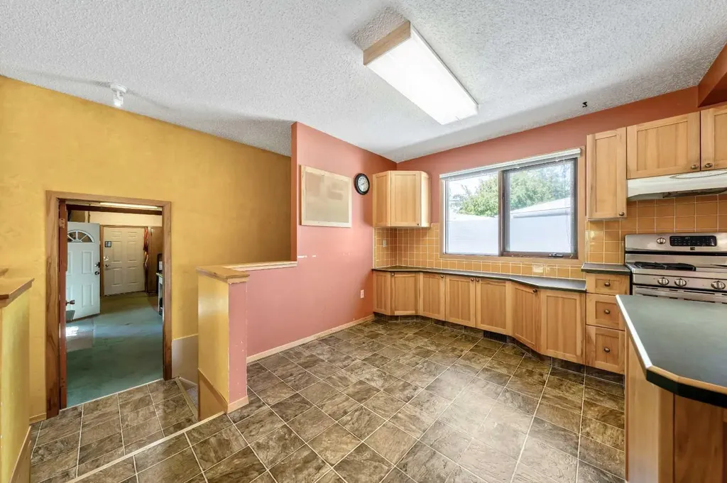 1811 Canberra Road NW Calgary AB T2L 0S3