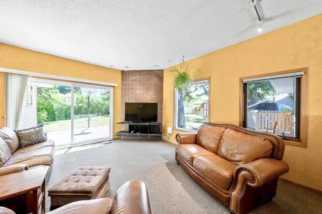 1811 Canberra Road NW Calgary AB T2L 0S3