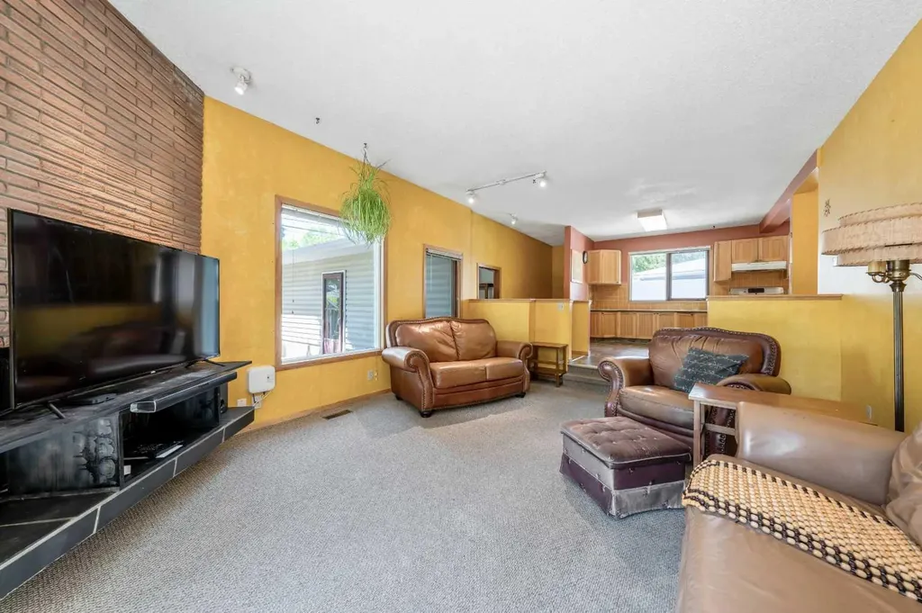 1811 Canberra Road NW Calgary AB T2L 0S3