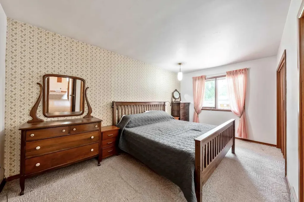 1811 Canberra Road NW Calgary AB T2L 0S3