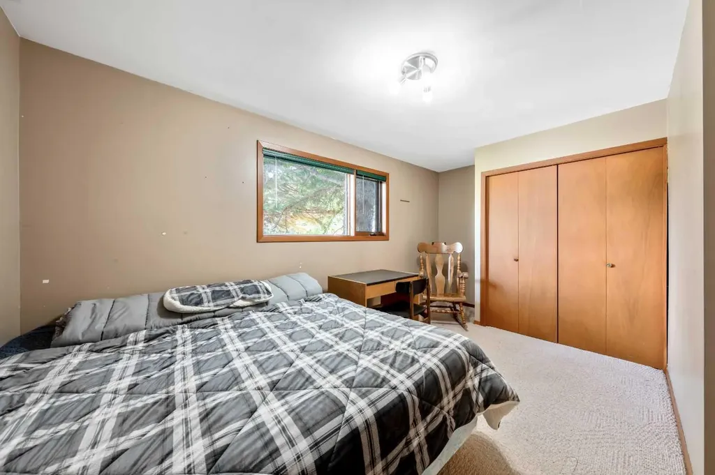 1811 Canberra Road NW Calgary AB T2L 0S3