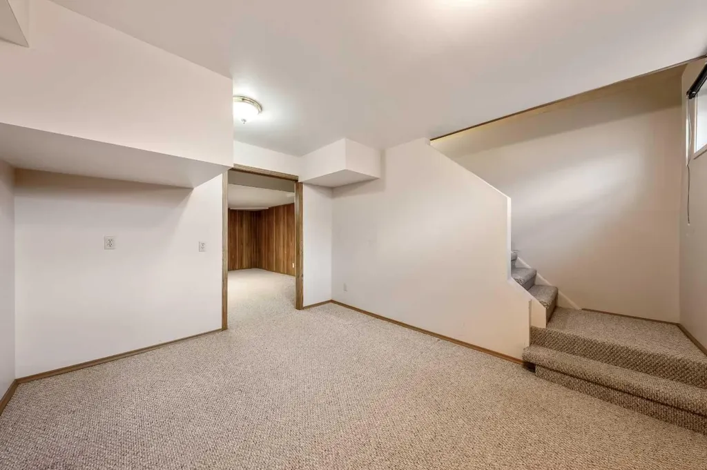 1811 Canberra Road NW Calgary AB T2L 0S3