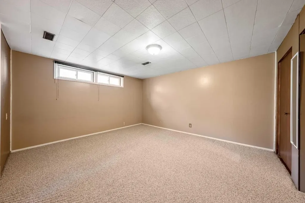 1811 Canberra Road NW Calgary AB T2L 0S3