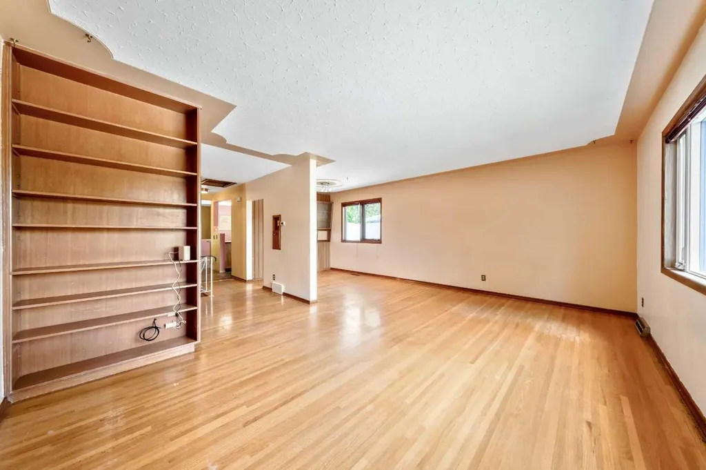 1811 Canberra Road NW Calgary AB T2L 0S3
