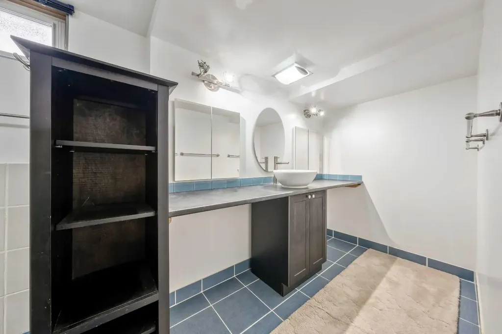 1811 Canberra Road NW Calgary AB T2L 0S3