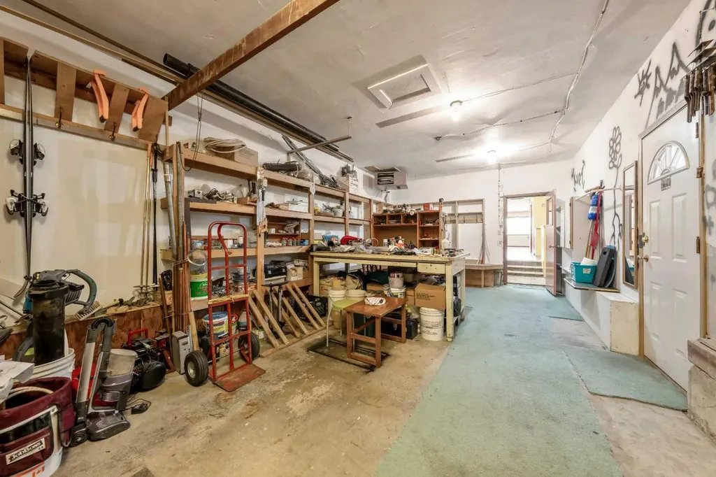 1811 Canberra Road NW Calgary AB T2L 0S3