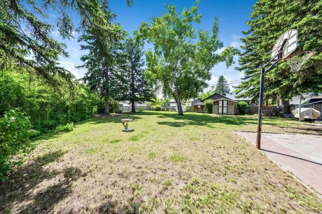 1811 Canberra Road NW Calgary AB T2L 0S3