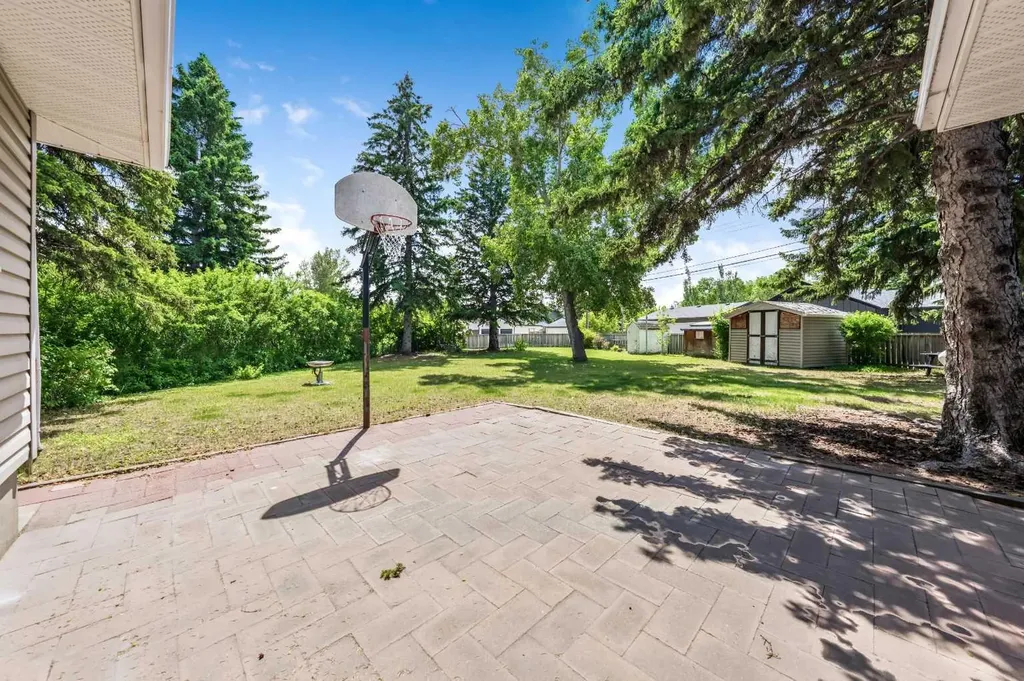 1811 Canberra Road NW Calgary AB T2L 0S3