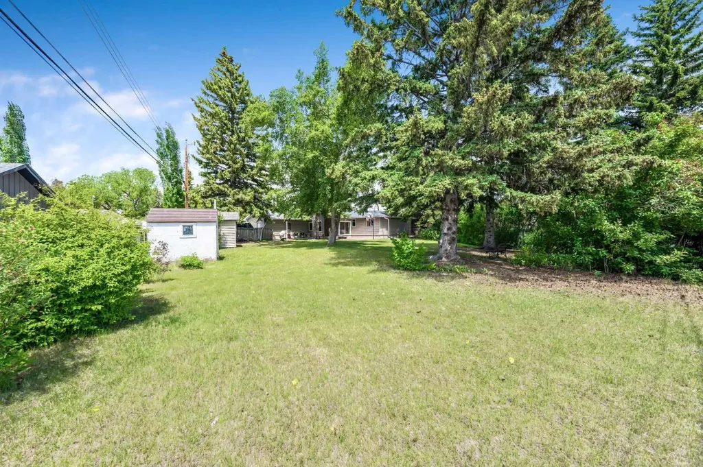1811 Canberra Road NW Calgary AB T2L 0S3