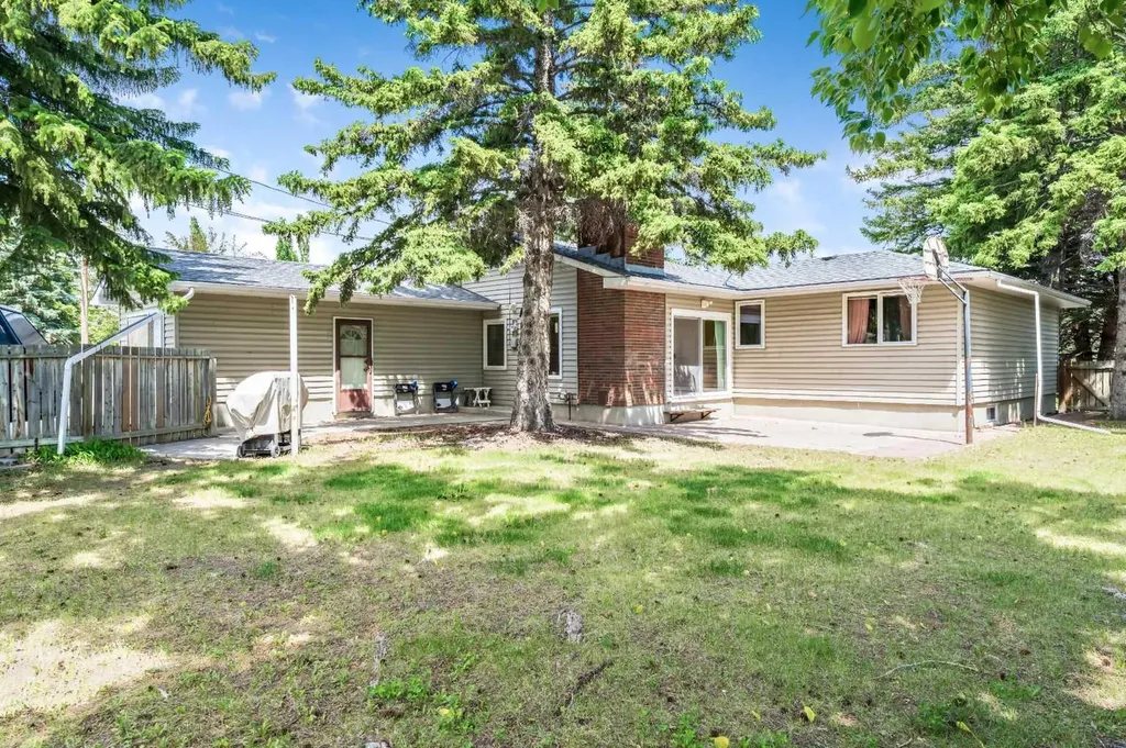 1811 Canberra Road NW Calgary AB T2L 0S3